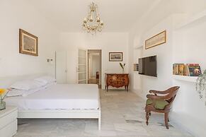 Bright And Spacious Family Apartment In Parioli