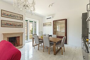 Bright And Spacious Family Apartment In Parioli