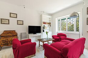Bright And Spacious Family Apartment In Parioli