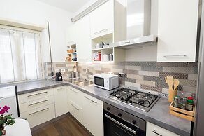 Lovely Design Apartment With Balcony 