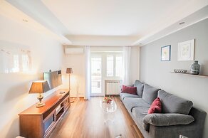 Lovely Design Apartment With Balcony 