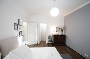 Lovely Design Apartment With Balcony 