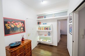 Lovely Design Apartment With Balcony 