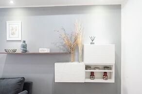 Lovely Design Apartment With Balcony
