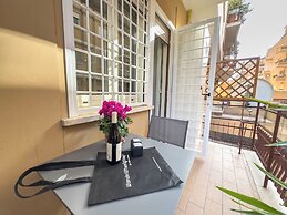 Lovely Design Apartment With Balcony