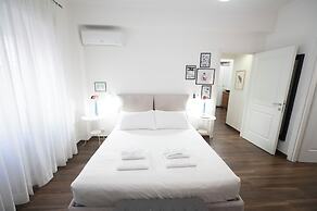 Lovely Design Apartment With Balcony