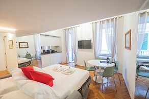 Spanish Steps Romantic Nest With Balcony