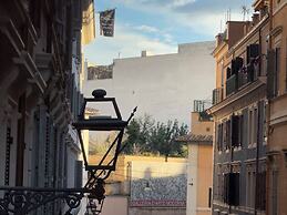 Spanish Steps Romantic Nest With Balcony