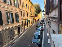 Spanish Steps Romantic Nest With Balcony