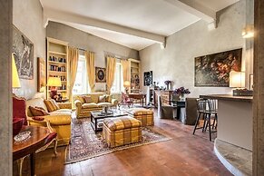 Wonderful Apartment With Balcony In Piazza Margana