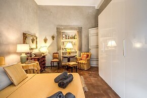 Wonderful Apartment With Balcony In Piazza Margana