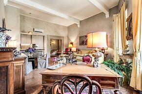 Wonderful Apartment With Balcony In Piazza Margana