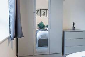 Professionals, City Centre, Parking, Superstore Nearby