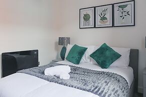 Professionals, City Centre, Parking, Superstore Nearby