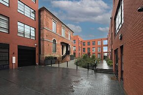 Professionals, City Centre, Parking, Superstore Nearby