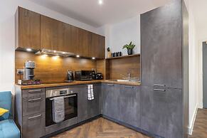 Professionals, City Centre, Parking, Superstore Nearby