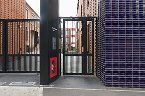 Professionals, City Centre, Parking, Superstore Nearby