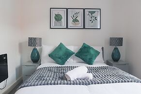 Professionals, City Centre, Parking, Superstore Nearby