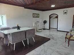 Casa com Piscina 50000 lts Área Gourmet