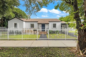 Charming House with Free Parking