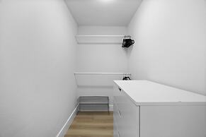 Charming House with Free Parking