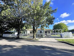 Charming House with Free Parking