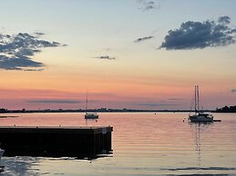 Hotel Wolfe Island