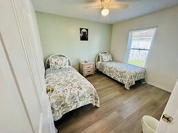 Amazing 3/2 Vacation Home With Private Pool!!