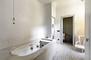 Elegant Apartment Near Duomo