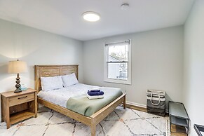 2 Mi to Sandy Point State Park: Home w/ Deck!