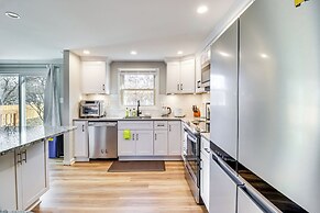 2 Mi to Sandy Point State Park: Home w/ Deck!