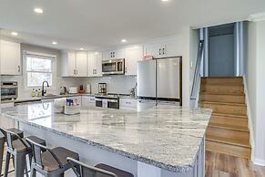 2 Mi to Sandy Point State Park: Home w/ Deck!