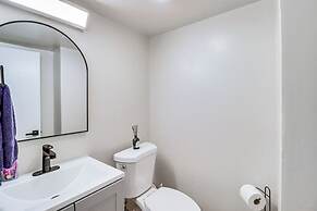 2 Mi to Sandy Point State Park: Home w/ Deck!