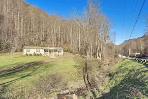 Creekside Haven w/ Fire Pit Near Nantahala River