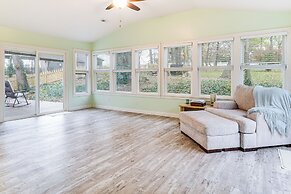 1 Mi to Dtwn Newburgh: Quiet Home w/ Yard!