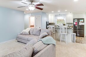 1 Mi to Dtwn Newburgh: Quiet Home w/ Yard!