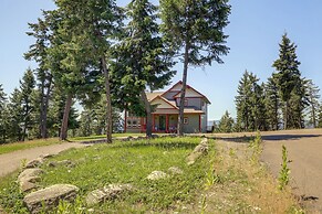 Mountain Views & Deck: Spacious Eureka Getaway!