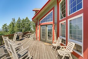 Mountain Views & Deck: Spacious Eureka Getaway!