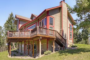 Mountain Views & Deck: Spacious Eureka Getaway!