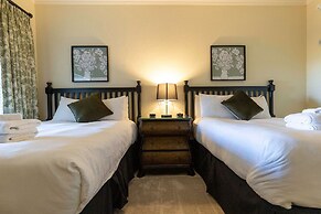 3BR Family Apartment for 8 Peaceful Residential Retreat