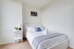 Airport Proximity- Apt in Crystal City