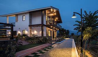 An Extravagant Pushp Villa Overlooking the Ganges