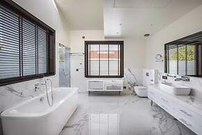 An Extravagant Pushp Villa Overlooking the Ganges