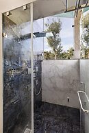 An Extravagant Pushp Villa Overlooking the Ganges