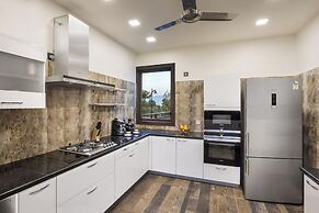 An Extravagant Pushp Villa Overlooking the Ganges