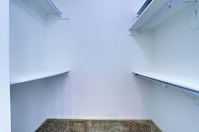 Spacious 2BR Apartment in Crystal City