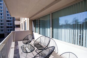 Spacious 2BR Apartment in Crystal City