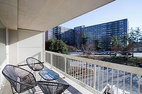 Spacious 2BR Apartment in Crystal City