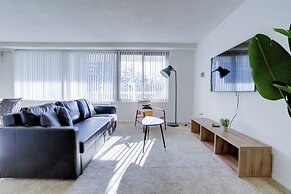 Spacious 2BR Apartment in Crystal City