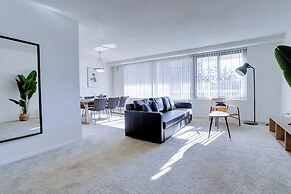 Spacious 2BR Apartment in Crystal City
